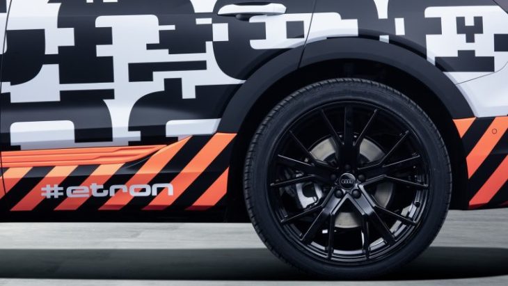 Audi опубликовала первое официальное изображение электрического внедорожника E-Tron