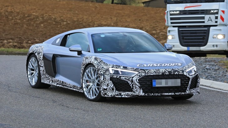 Рестайлинговый суперкар Audi R8 замечен на дорожных тестах